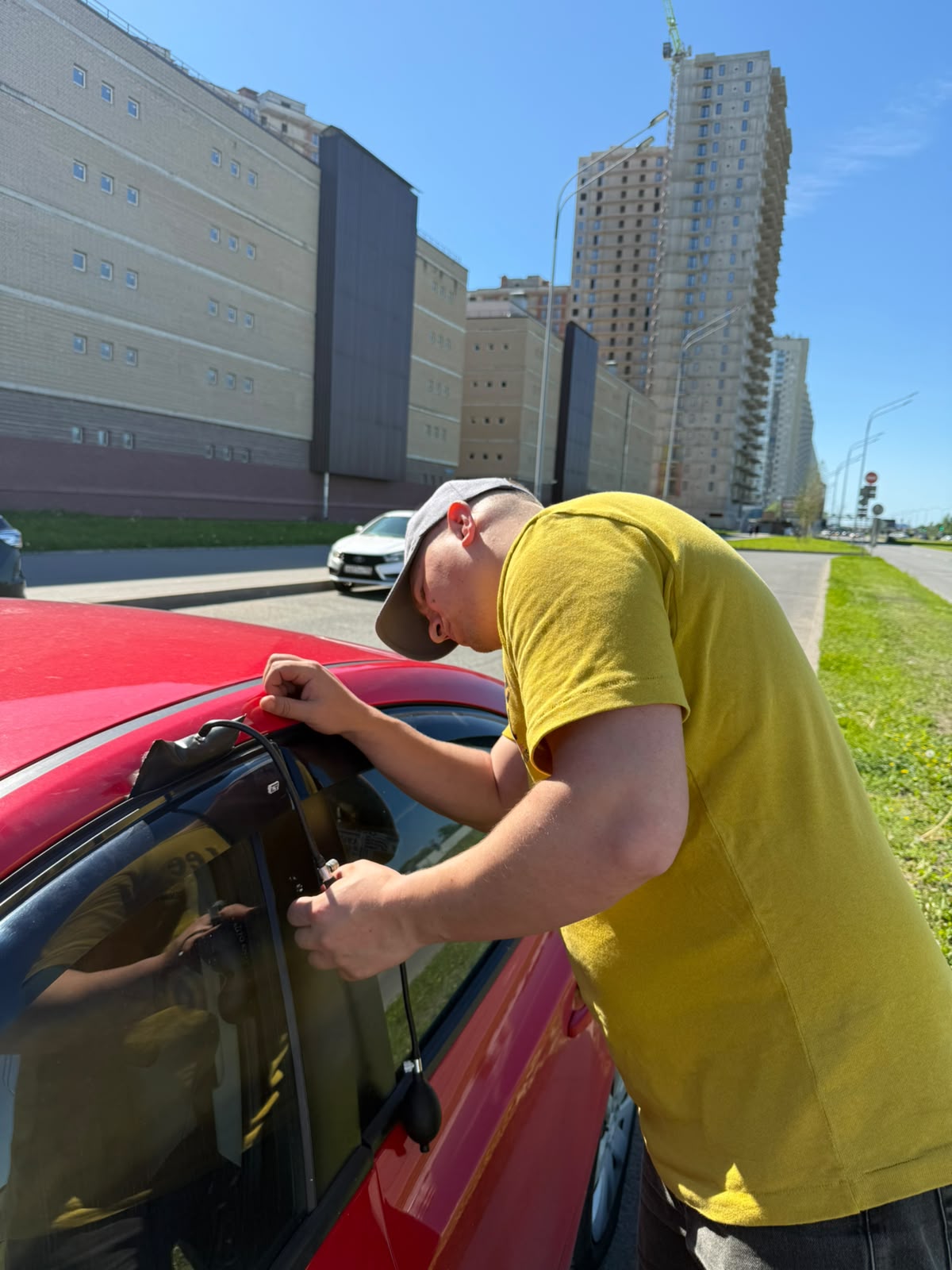 Аварийное вскрытие автомобиля мастером в Ломоносове 